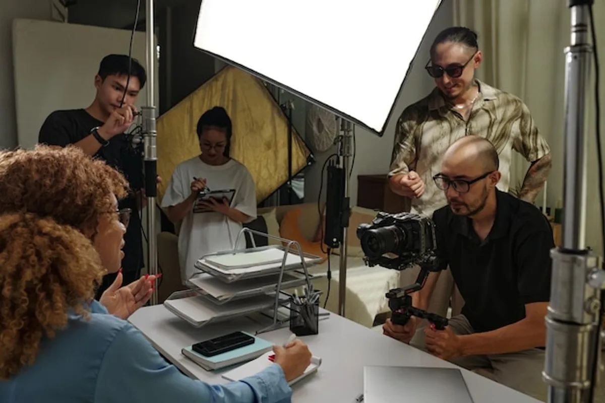 Tonmischpult mit Reglern in einem Aufnahmestudio
